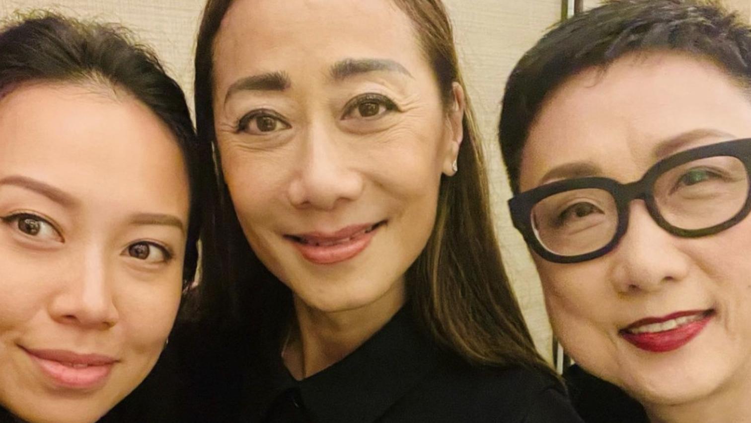 张天爱|张天爱为父亲办追思会，与邢嘉倩贴脸合照，鱼尾纹明显气质仍出众