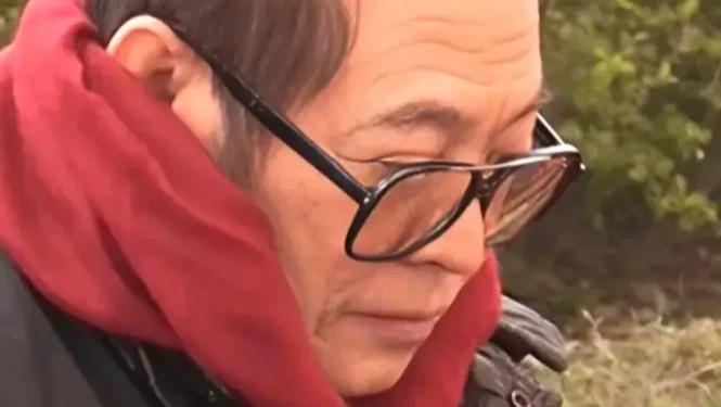 李连杰近照：扎小辫，满脸黑色老年斑，和利智跪坐念经引热议