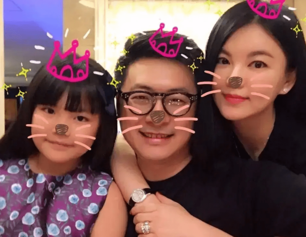 李湘|47岁李湘陪前夫过六一！一家3口欢聚其乐融融。