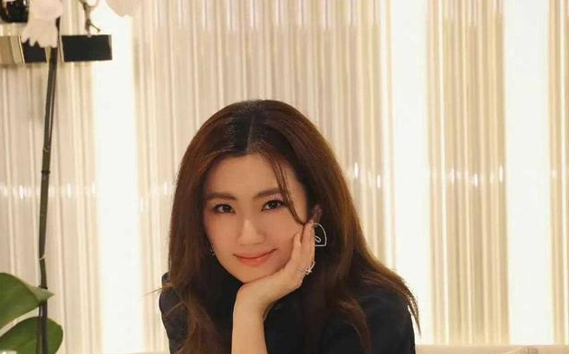 Selina|任家萱小7岁男友正面照曝光！对方称她伤疤像鱼鳞，暂不考虑结婚