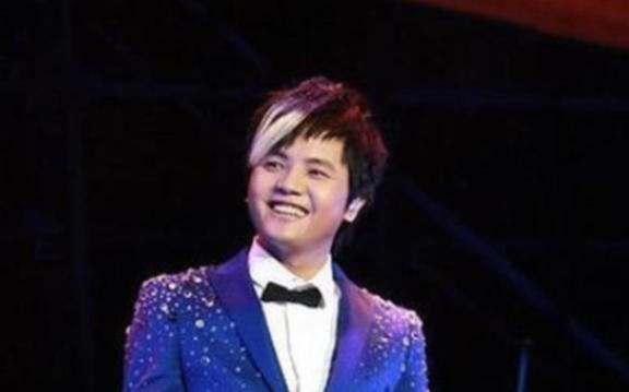 他15岁就开演唱会,19岁日挣万元,春晚请不动,但没人说他耍大牌