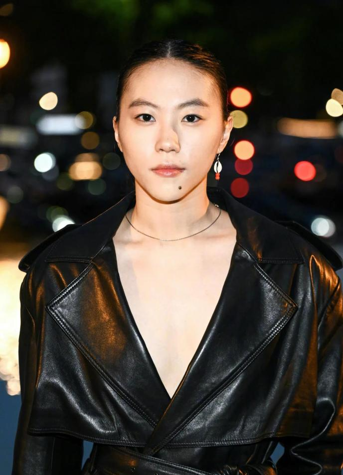 王菲|王菲大女儿罕露面似小老太！脸上纹身太抢镜，发际线太高疑似头秃