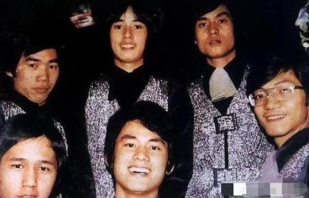 吴千语|香港谐星陈百祥满50万粉丝后,喜滋滋去申请黄V后被拒,委屈又无奈!