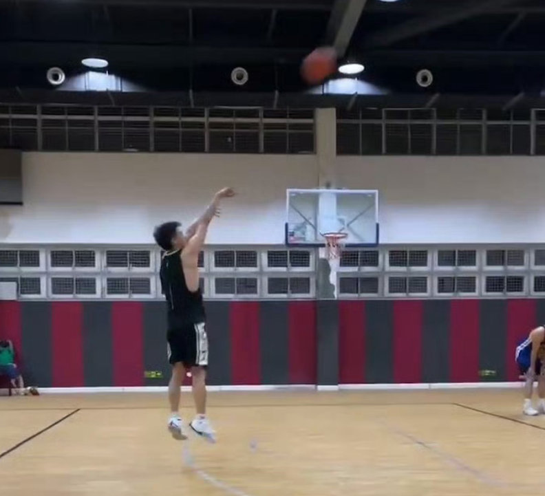 李易峰回老家约好友打球，暴瘦至100斤身体惹担忧，瘦成皮包骨