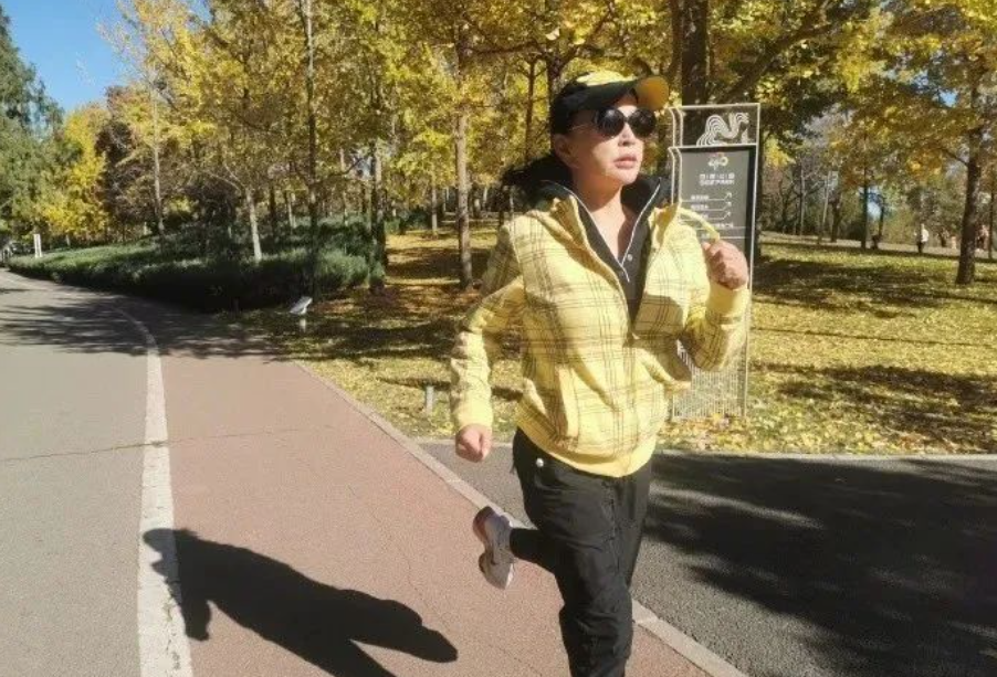 71岁刘晓庆公园跑步！网友：看着不像70岁，比我40都有精神