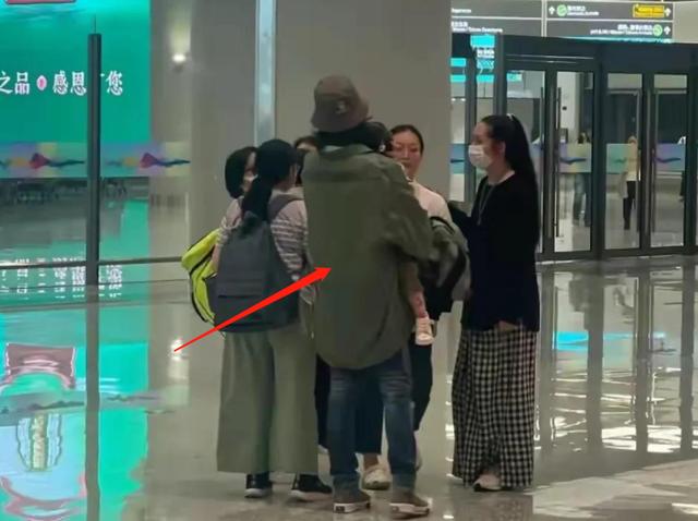 郭碧婷|郭碧婷带娃逛商场，满背火罐形象邋遢，向佐态度冷淡婚变风波升级