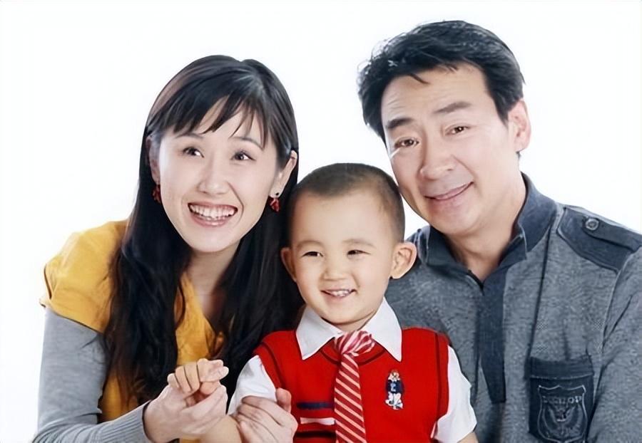 69岁寇振海现状:白发老态,儿子上高中,妻子风韵犹存