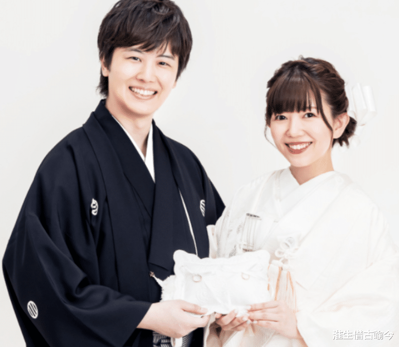 64岁山口百惠穿羽绒服身材臃肿,71岁三浦友和高大帅气,仍旧甜蜜