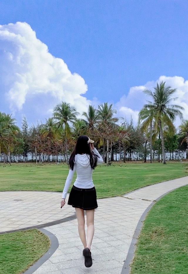 选美|白岩松师妹、选美冠军杨诗尹晒海岛游玩照，黑色短裙展现大长美腿