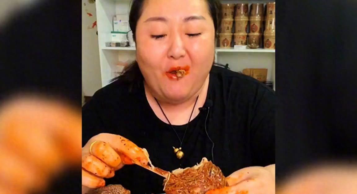 2亿身价吃播网红胖姐,得脑溢血,留下遗嘱:所有资产都给现任老公