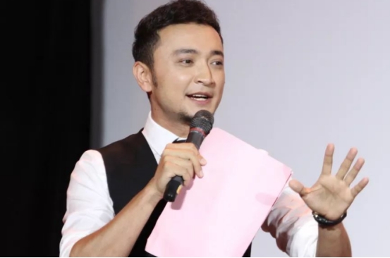 央视尼格买提“原形毕露”?与女主持人亲吻暧昧,狐狸尾巴藏不住