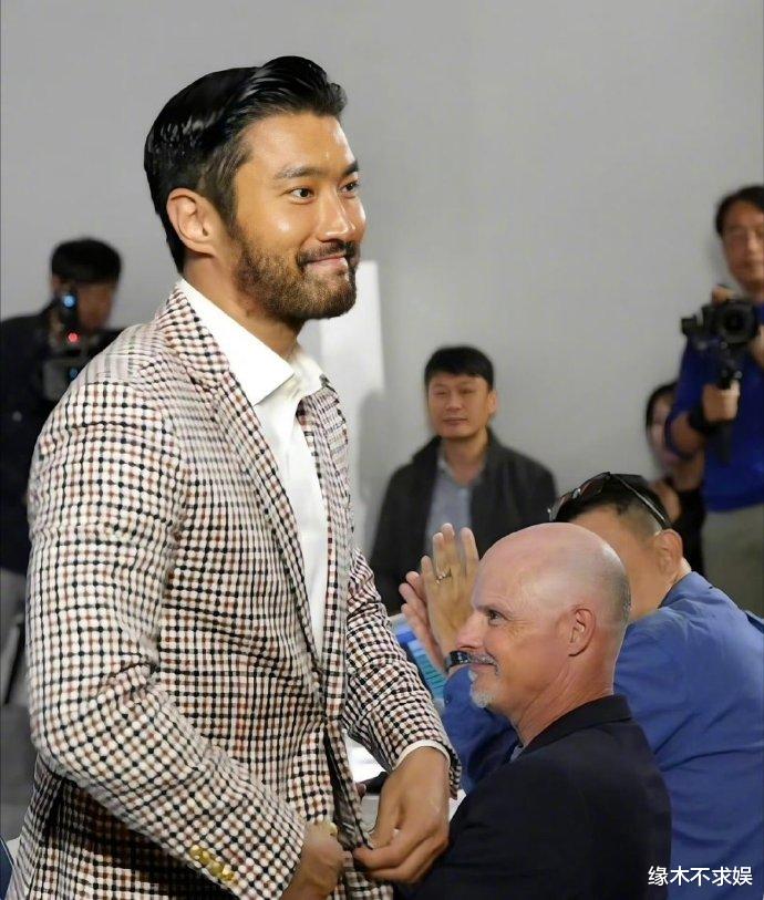 36岁崔始源络腮胡造型亮相,发福50斤认不出,被误认为费翔!
