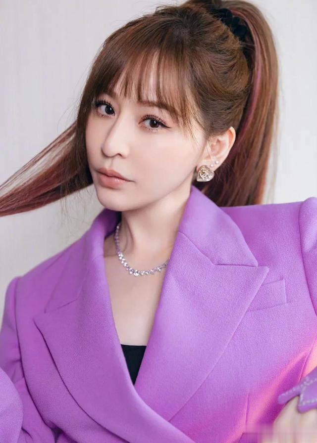 迪丽热巴|3月4日迪丽热巴黑西装造型气场全开，张天爱虞书欣抹胸裙性感迷人