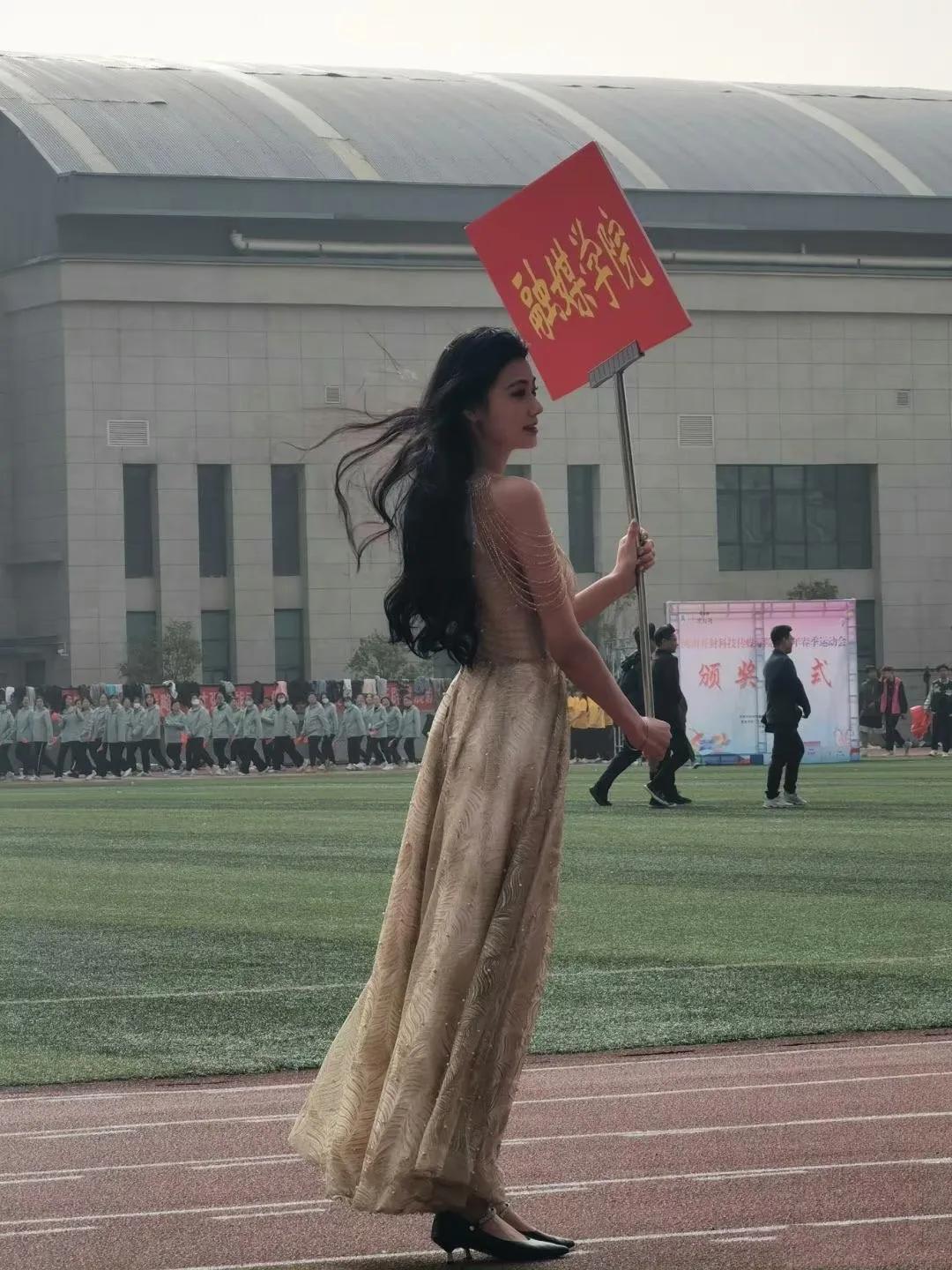 小美人鱼|某融媒学院“女孩9张照片意外流出”身材颜值不输一线女星