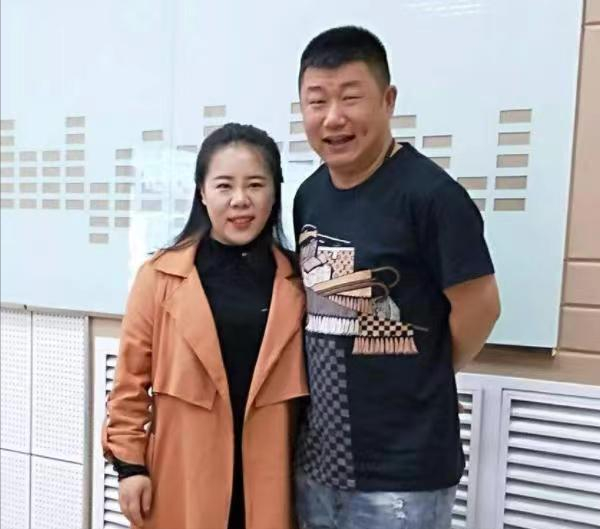 13对赵本山徒弟夫妻对比，文松老婆貌美如花，王小虎老婆撞脸周涛