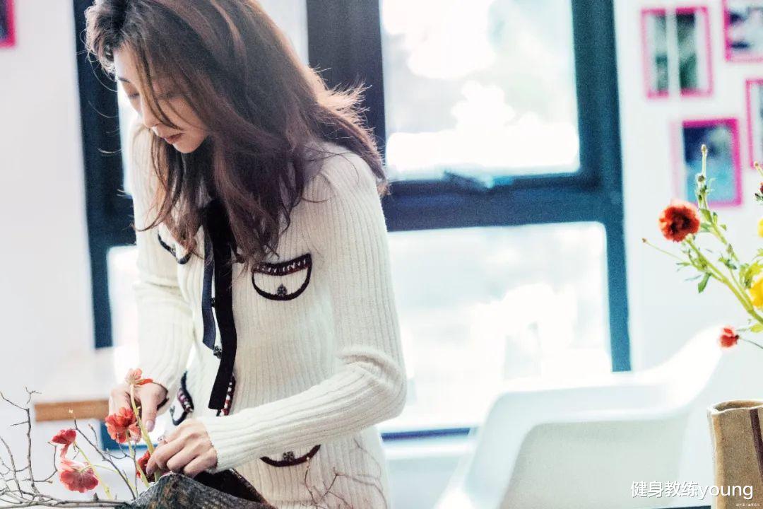 44岁殷桃，狂瘦23斤出演“万人迷”，大方分享瘦身方法