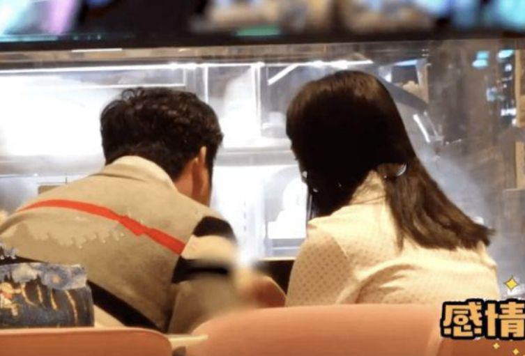 王诗龄|王诗龄晒国外出游日常,与闺蜜穿情侣装跳舞,生图精修差别大