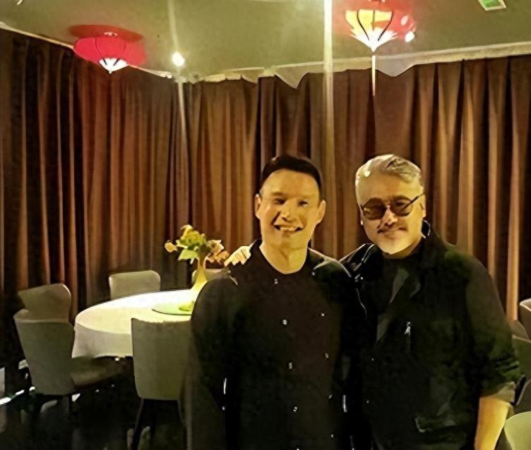 善恶终有报,54岁移居美国的吴秀波,从叔圈顶流变成了发福的大叔!