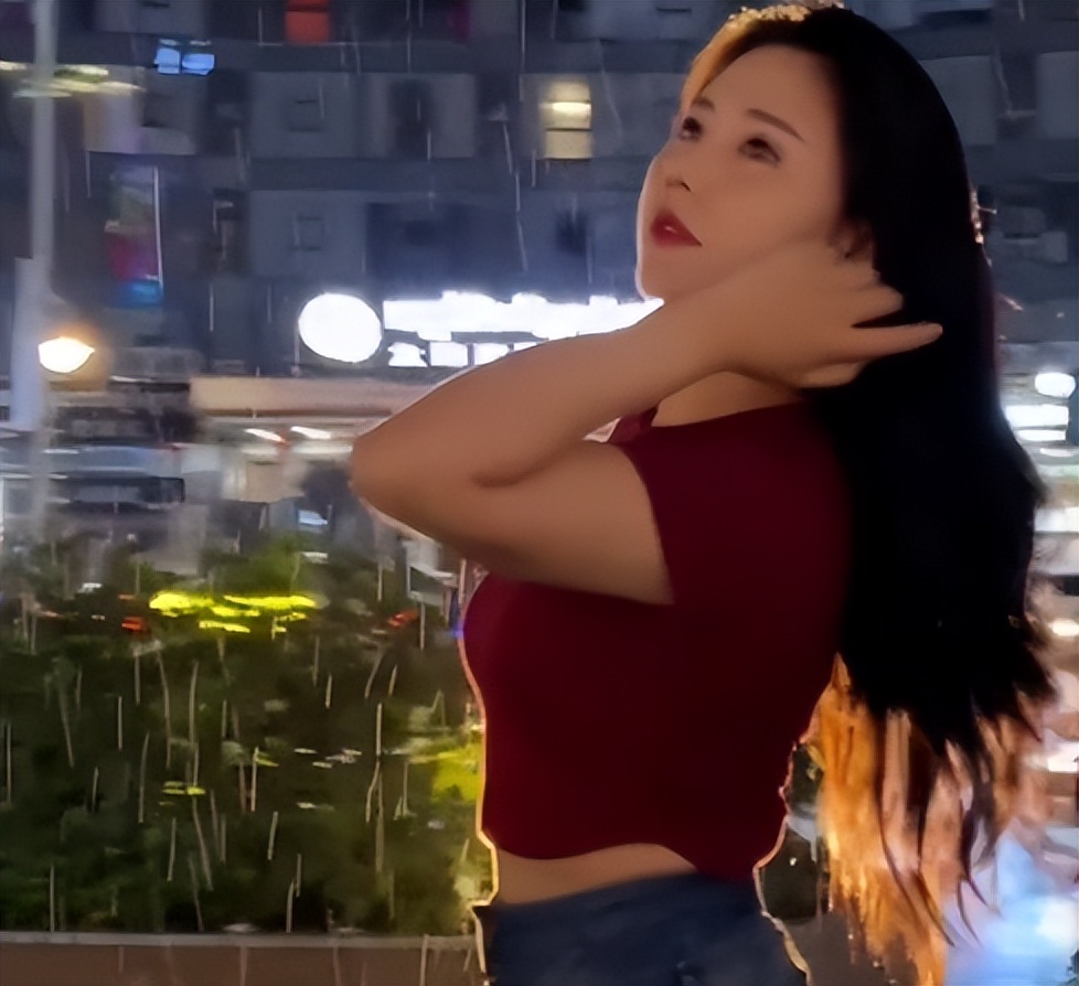 柬埔寨依晴野心暴露，穿深V秀事业线引路人围观，扬言谁行谁上位