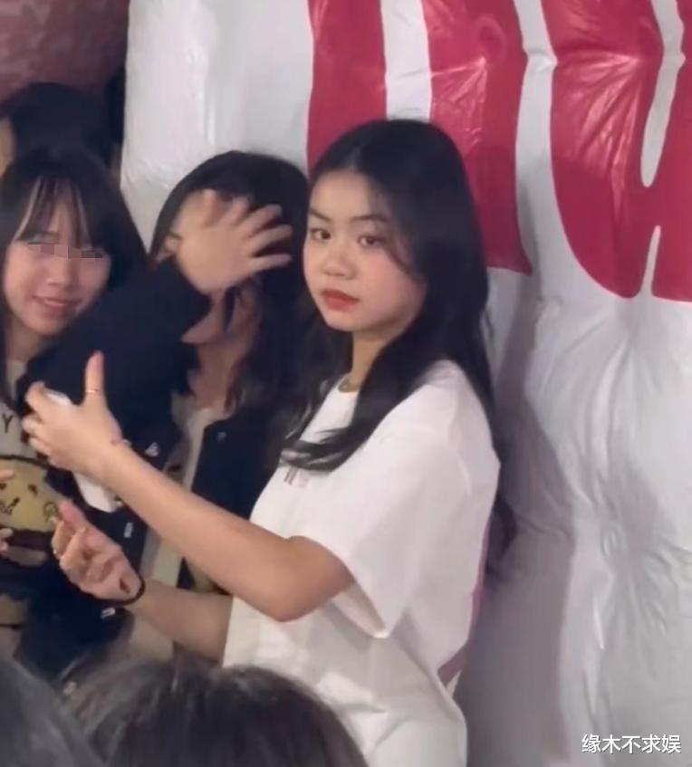 千万网红人品翻车！私下傲慢看不起粉丝，合影表情不屑不耐烦！