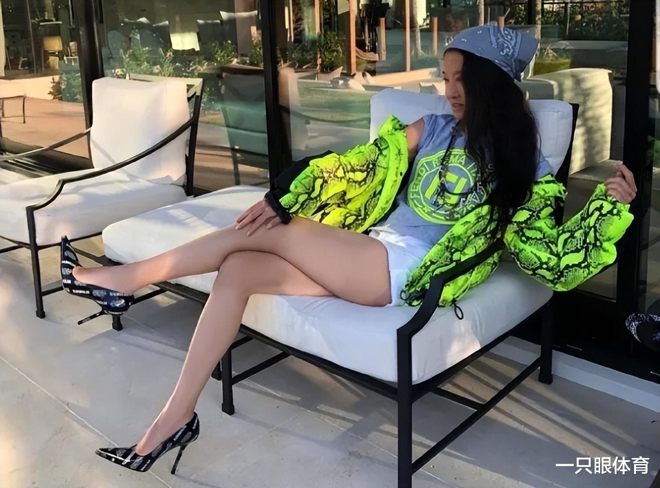 74岁王薇薇穿露背装，皱纹明显，身材干瘪！承认自己害怕变老