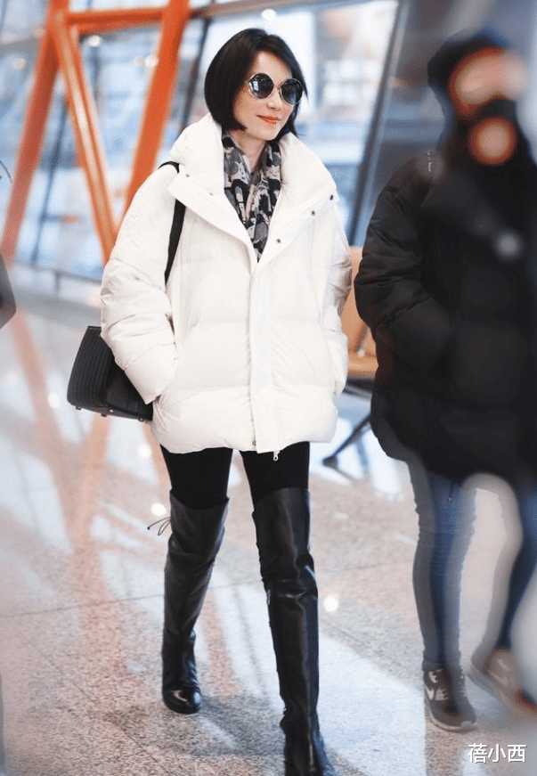 53岁俞飞鸿带火了一种新穿法:白色羽绒服+打底裤,减龄又时髦