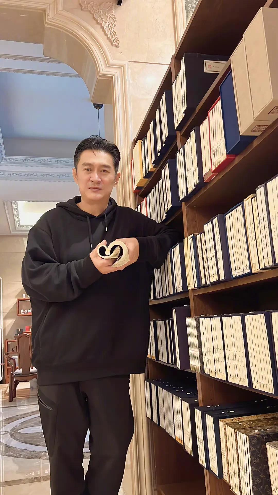 黄安留了十几年的长发给剪了！换了一个新发型，网友：年轻了20岁