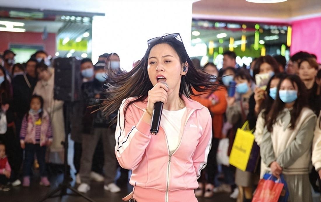 40岁唐艺官宣恋情,男方疑是傍一大哥,为此账号掉粉,男粉宣告退网