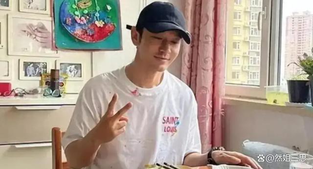 母亲不远千里来探班,母子二人做韭菜盒子好温馨,黄晓明真幸福!