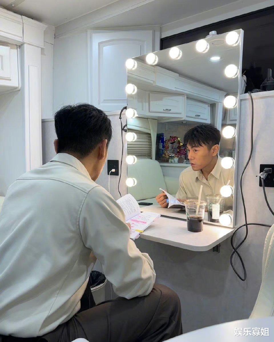 秦昊 伊能静分享秦昊的瘦身食谱，坚持两周是个狠人，臣妾根本做不到