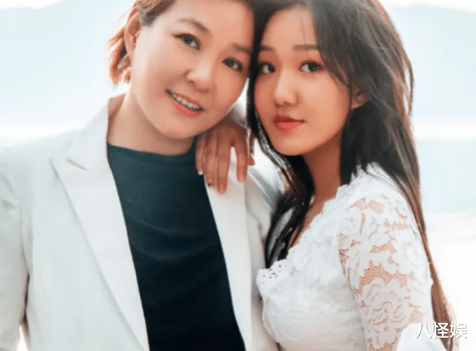 戴军与李静聚会庆生,53岁仍单身,李静傲娇称:他总是听我的