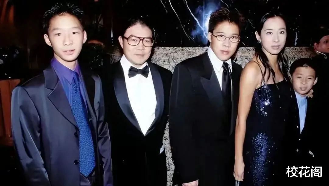 霍震霆被求合影睡眼惺忪也微笑,霍启刚弯腰配合,霍启山紧张握拳