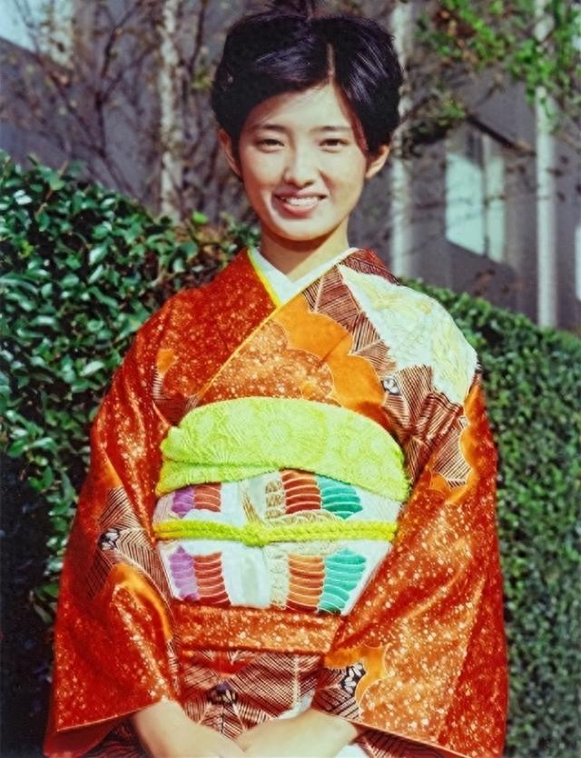 被山口百惠的老年状态惊艳到:64岁发腮发福,穿衣极简却气质高级