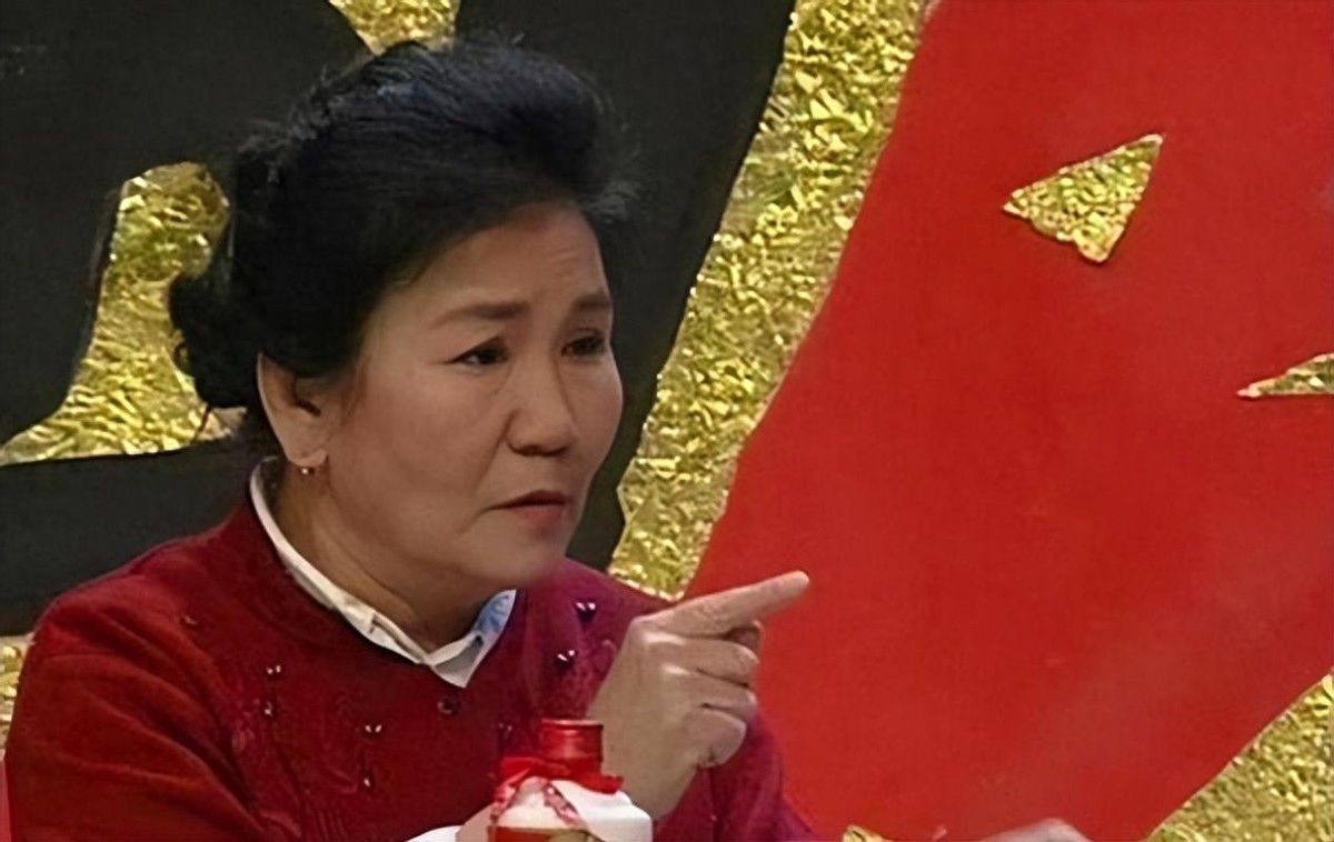 一句台词识破潜伏间谍，赵丽蓉去世23年后，多家官媒仍发文缅怀