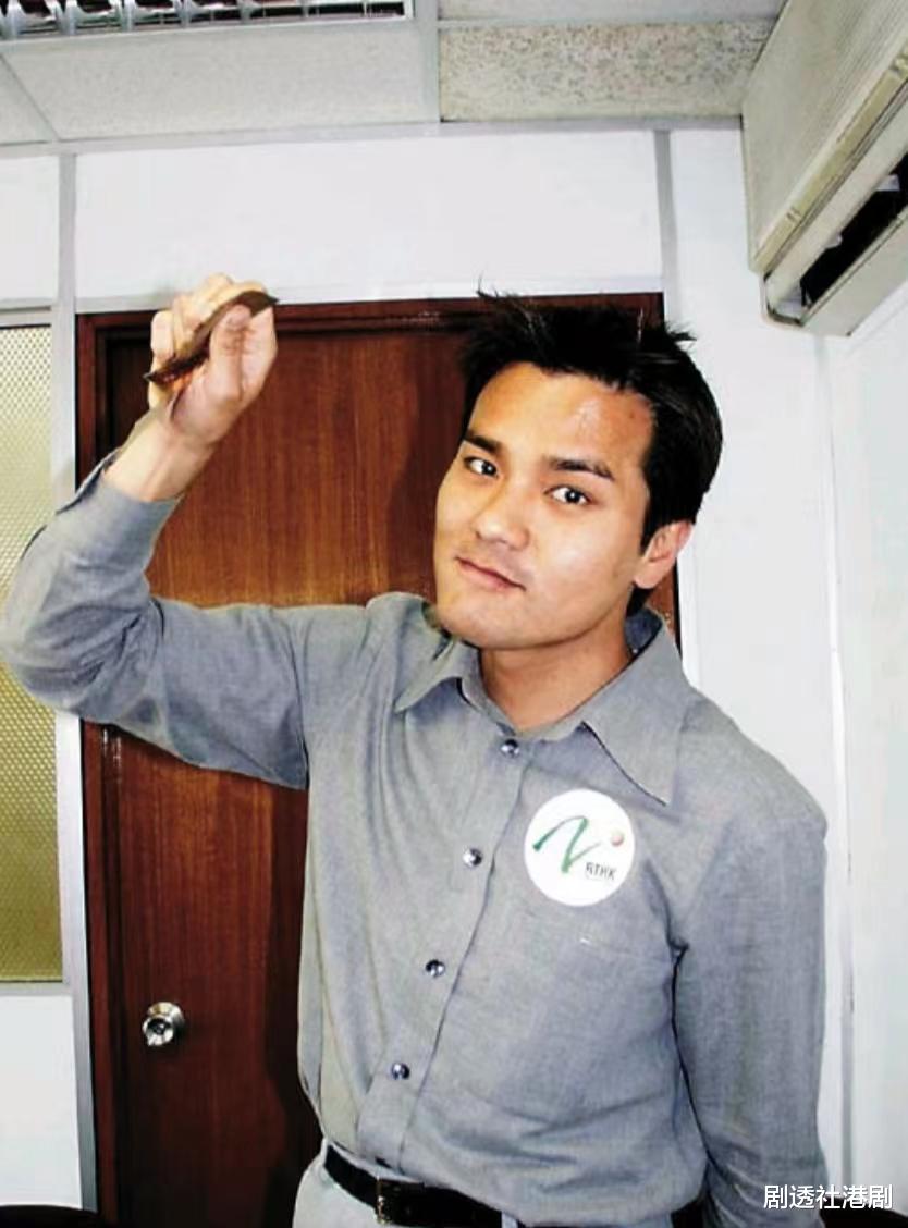 近况暴瘦!港知名男星惊现双颊凹陷,更出现头大身小奇怪比例