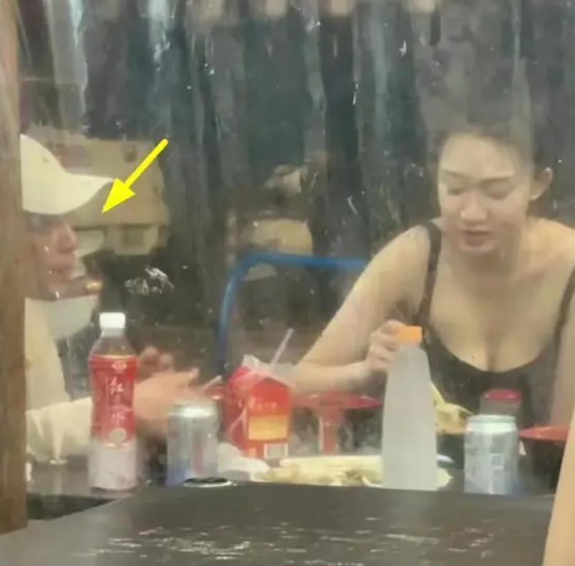 曝汪小菲又和美女约会，百万豪车车牌让人垂涎，女方漂亮身材傲人