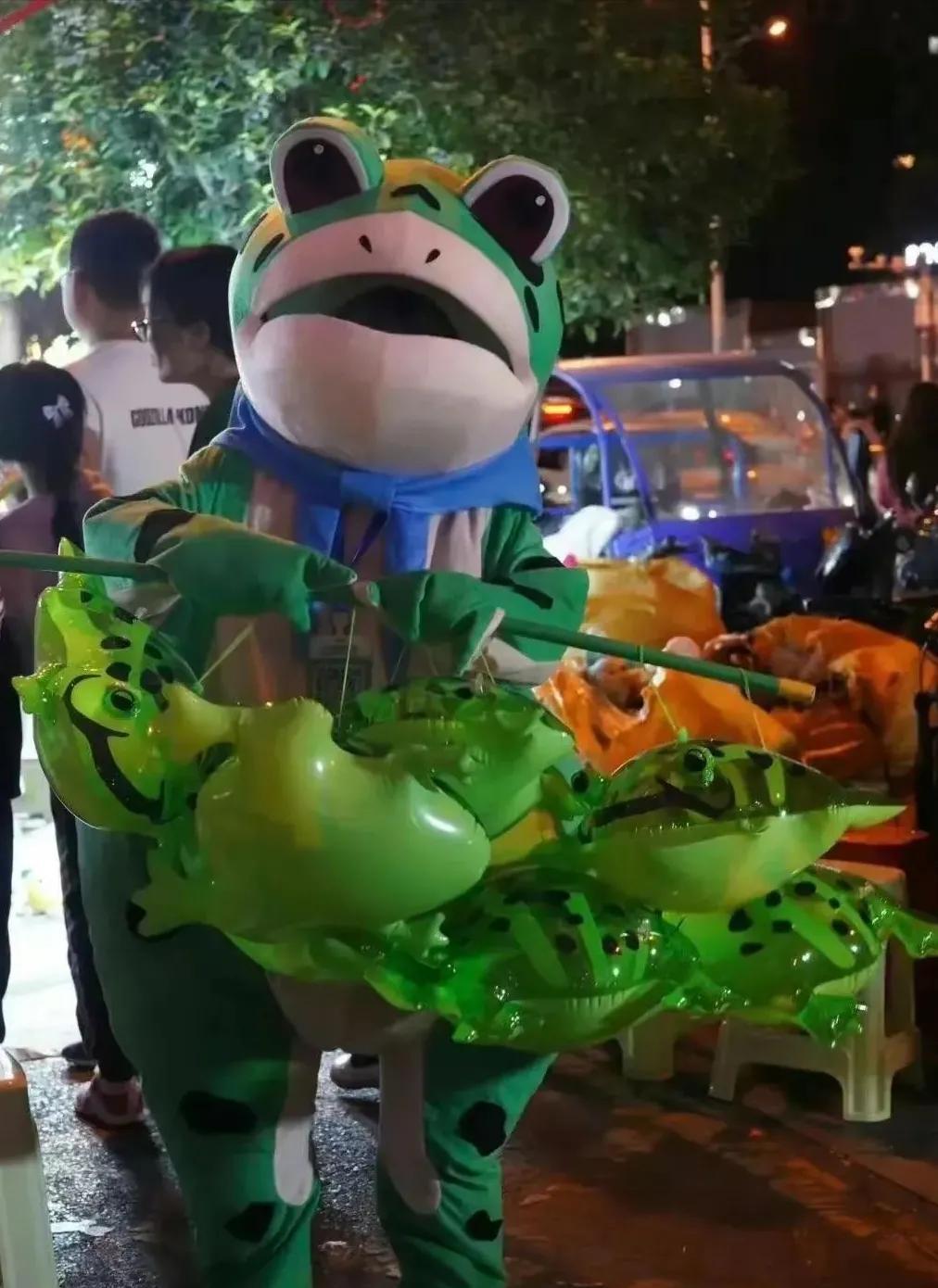 拍黄瓜|“卖崽青蛙”动了谁的蛋糕？央媒看不下去，为其发声