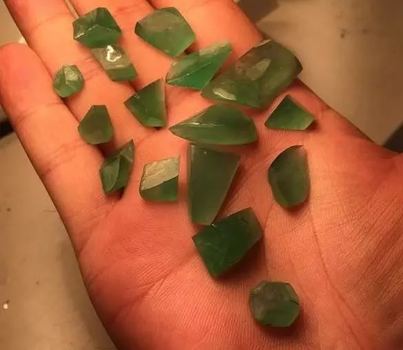 几百万的翡翠戒面，也是这样磨出来的