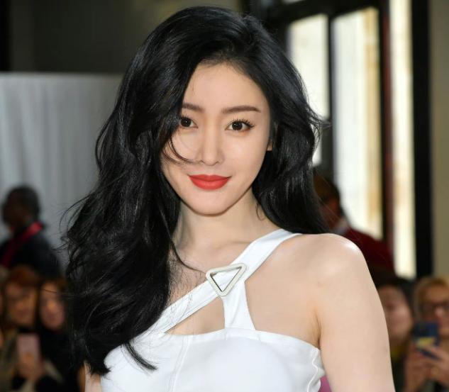 关晓彤|关晓彤时装周造型受争议，脖子不涂粉有色差，曾说坚决不换造型师