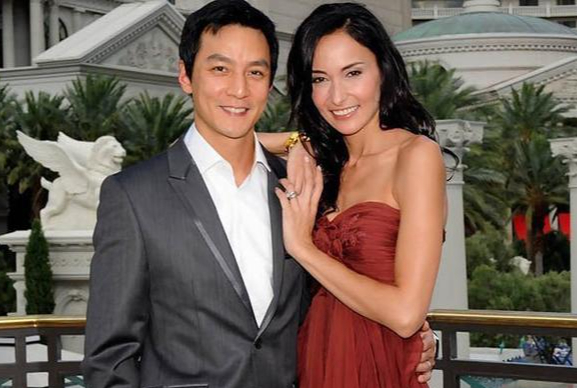 吴彦祖携妻女现身，49岁吴彦祖发福，老婆男性化明显，女儿一脸惊恐模样怪