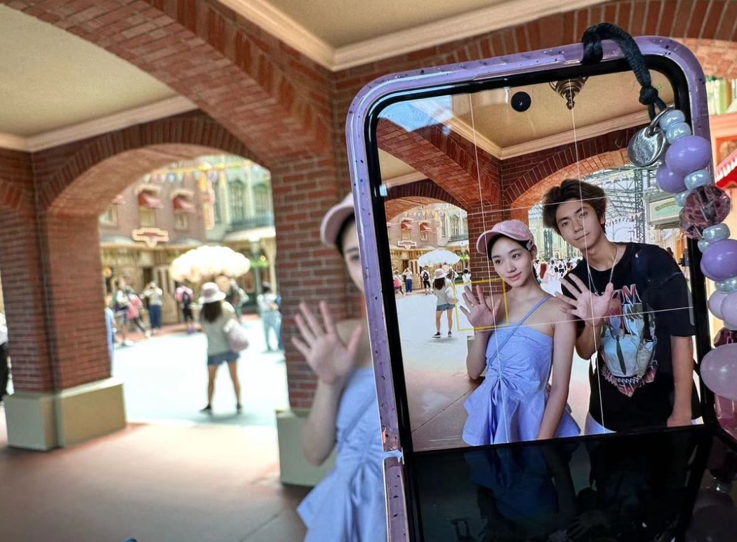 许韶恩晒与表弟合照!穿清纯蓝戴粉帽俏皮甜美,大S外甥帅如明星