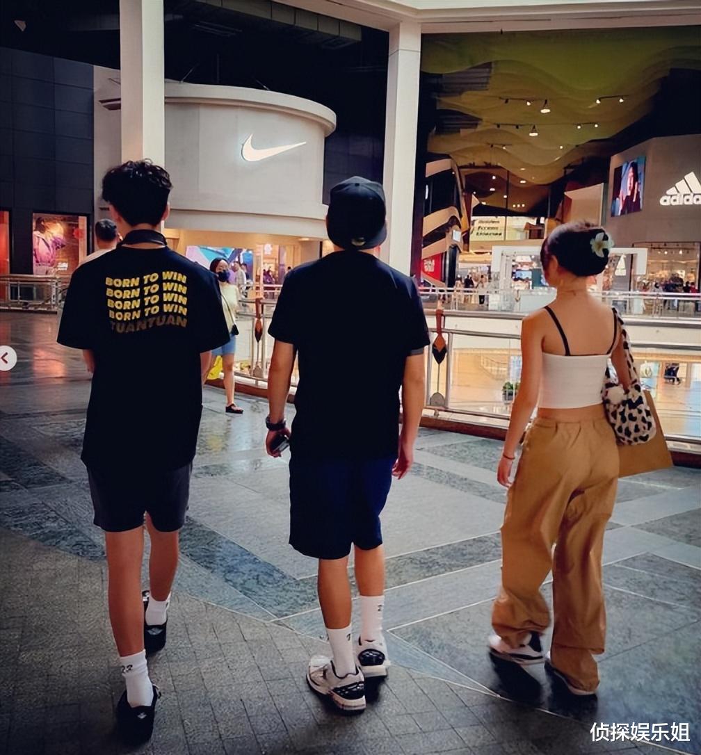 曹格12岁女儿近照,Grace穿抹胸装过于成熟,脸蛋儿像爸身材像妈