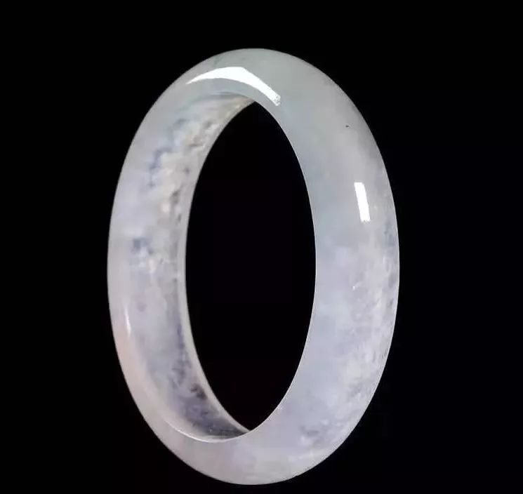 翡翠手镯圈口到底是买大好，还是买小好？