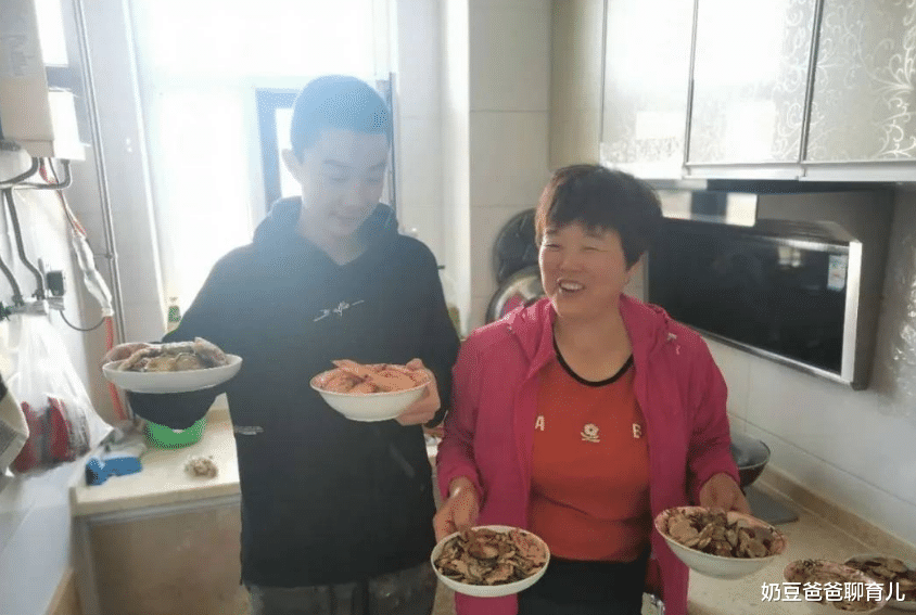 “新型啃老”突然流行：父母浑然不知，反夸儿女懂事有孝心