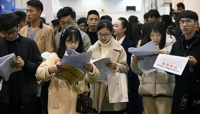 大学生|3月份事业单位招聘启动，各地出公告，3类人可优先报名！