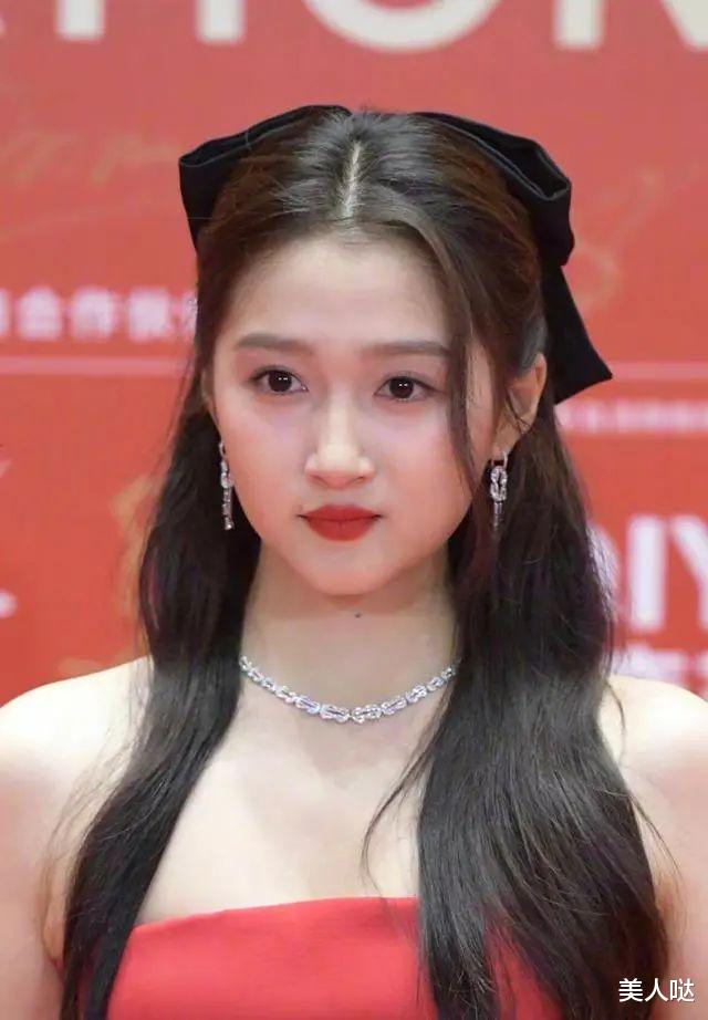 关晓彤|关晓彤终于穿对了,一袭抹胸红裙凹出的“蜂腰削背”,美得认不出