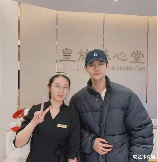 孟子义 演员王凯现身美容院护肤，白皙光亮不像40，与店员亲切合影没架子