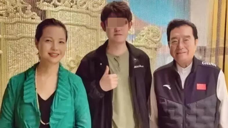 李双江|27岁李天一出狱后近照曝光，褪去稚嫩变成熟，李双江梦鸽喜笑颜开