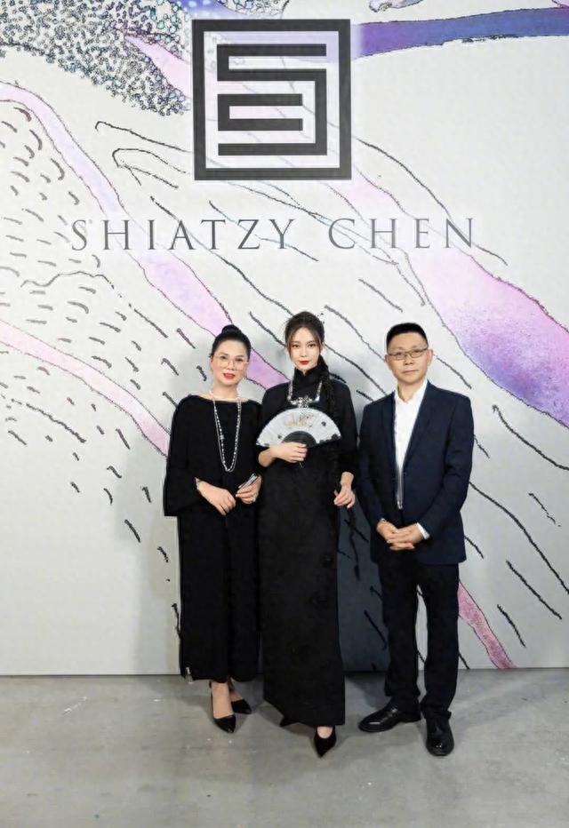 沈梦辰不走寻常路!穿中式旗袍现身美腿吸睛,扎一米长辫气场超强