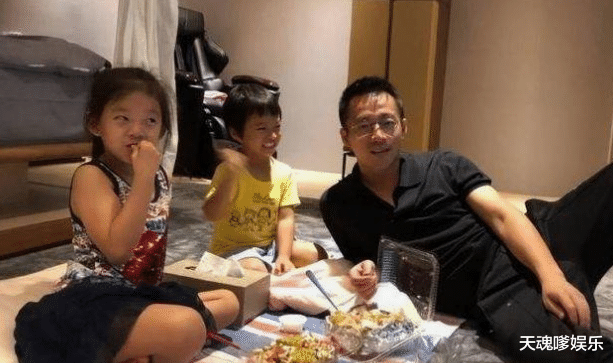 汪希玥穿上新裙子，张兰自豪晒二汪游玩照，疑大S与姥姥同行